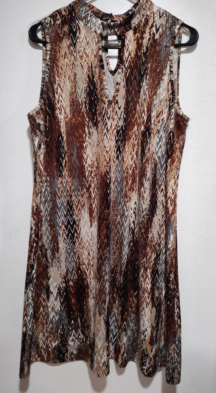 Beige By ECI Women Chevron Print Polyester Sleeveles Shift Dress Size L
